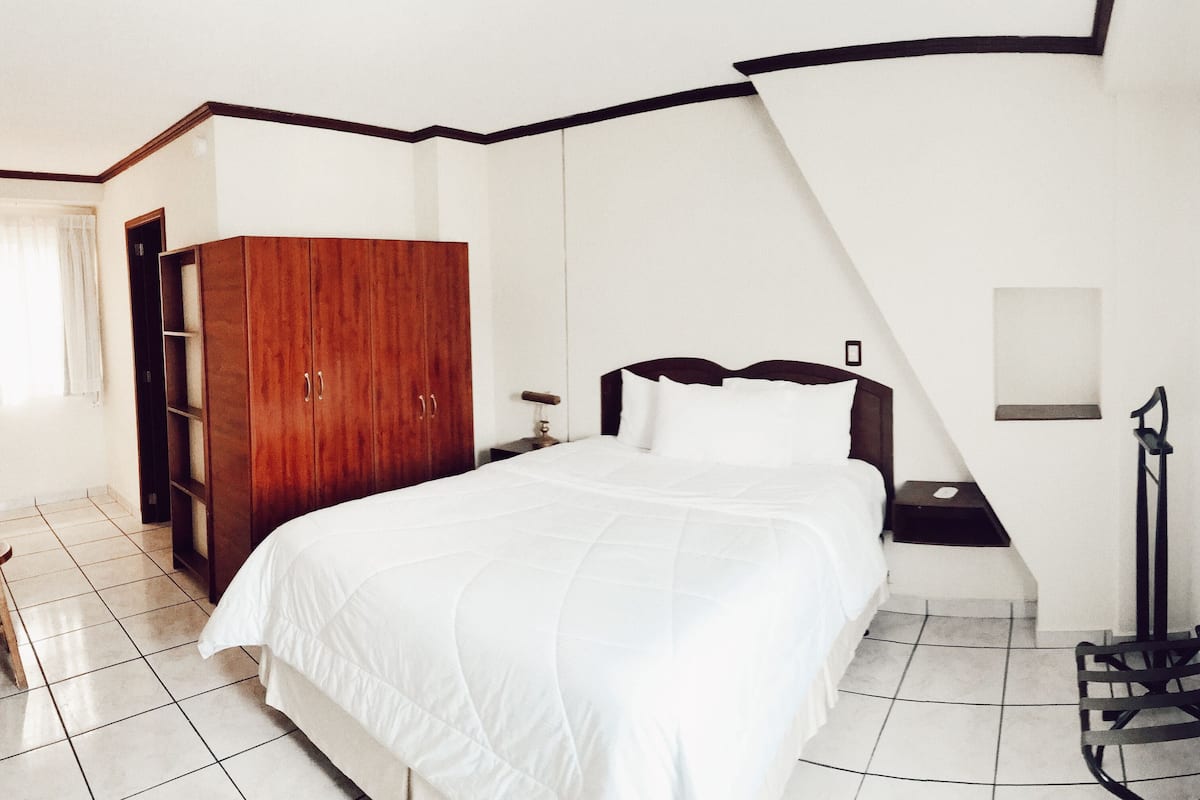 1 slaapkamer, een bureau, een strijkplank/strijkijzer, extra bedden