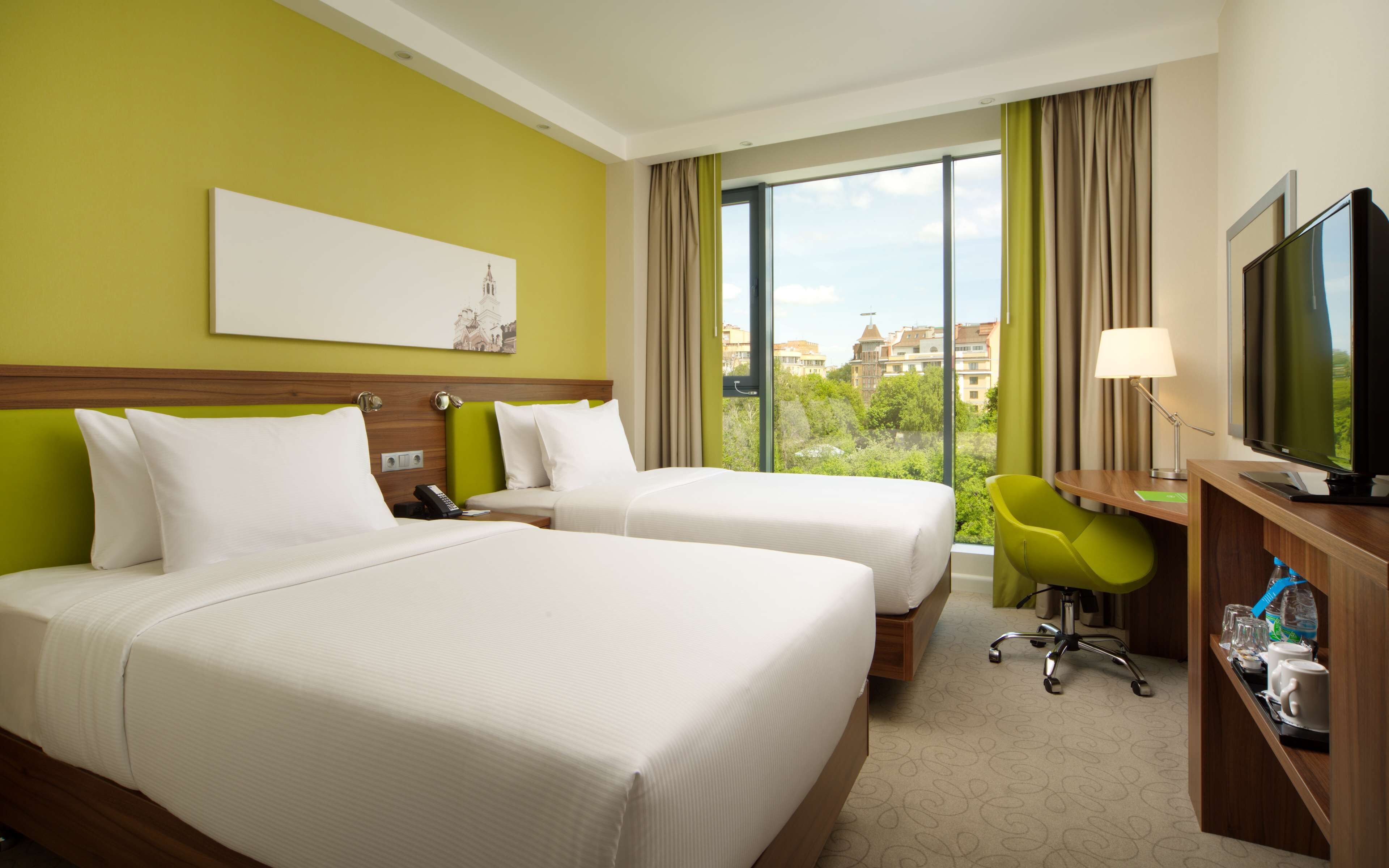 Twin Room | Peti besi dalam bilik, meja, langsir/tirai gelap terus 