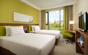 Twin Room | Peti besi dalam bilik, meja, langsir/tirai gelap terus 