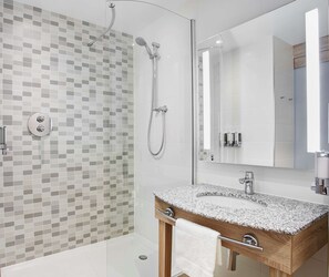 Shower, free toiletries, towels - Hampton by Hilton Glasgow Central (Glasgow)