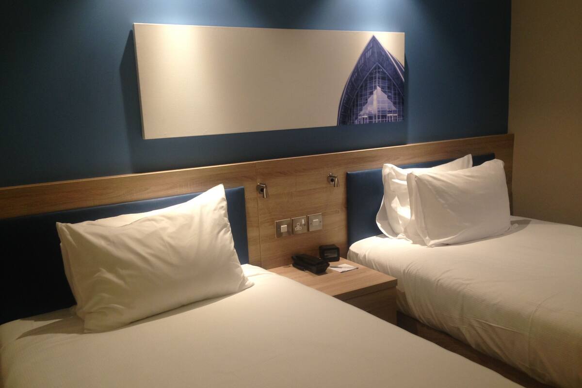 twin room | in-room safe, desk, soundproofing, free wifi