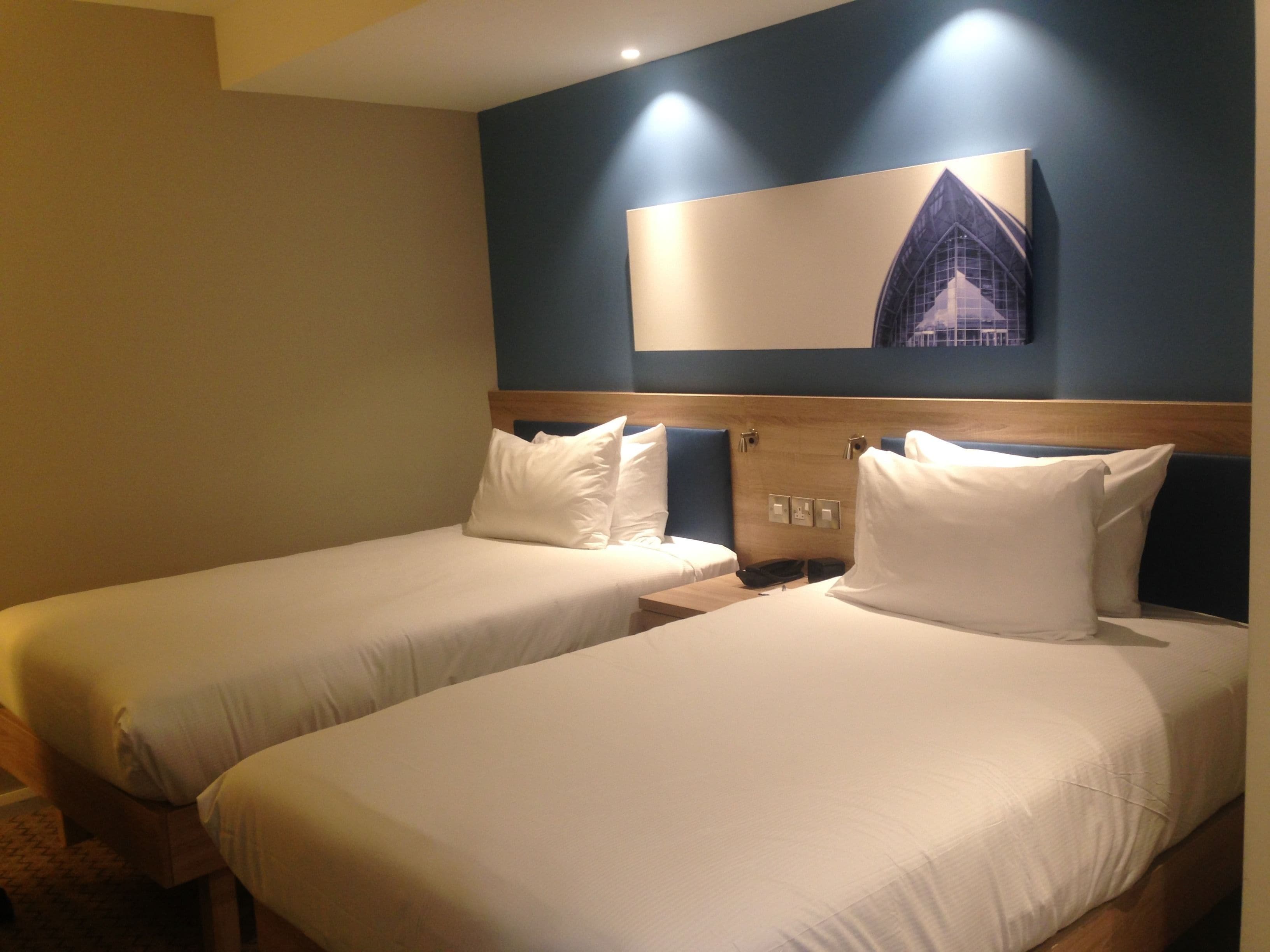 twin room | in-room safe, desk, soundproofing, free wifi