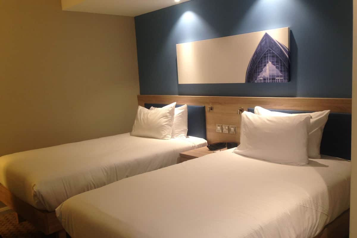 twin room | in-room safe, desk, soundproofing, free wifi