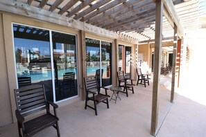 2 piscinas al aire libre (de 08:00 a 22:30), sombrillas, tumbonas