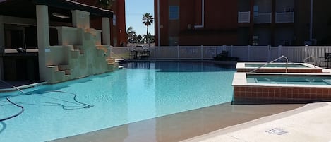 2 สระว่ายน้ำกลางแจ้ง เปิด 8:00 น. ถึง 22:30 น., ร่มริมสระว่ายน้ำ