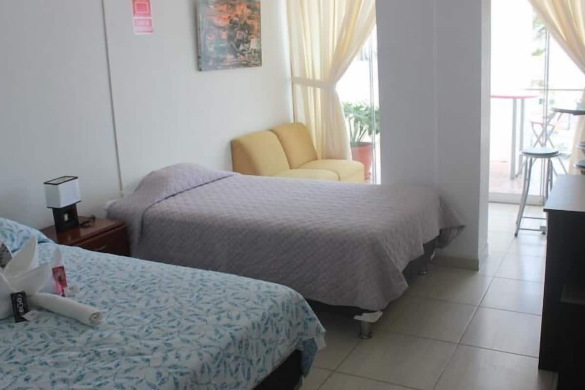 Chambre avec lits jumeaux, vue plage | Coffres-forts dans les chambres, bureau, Wi-Fi gratuit