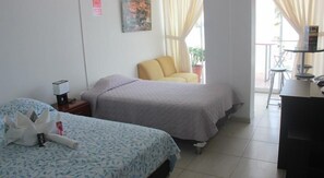 Habitación con 2 camas individuales, vistas a la playa | Caja fuerte, escritorio, wifi gratis