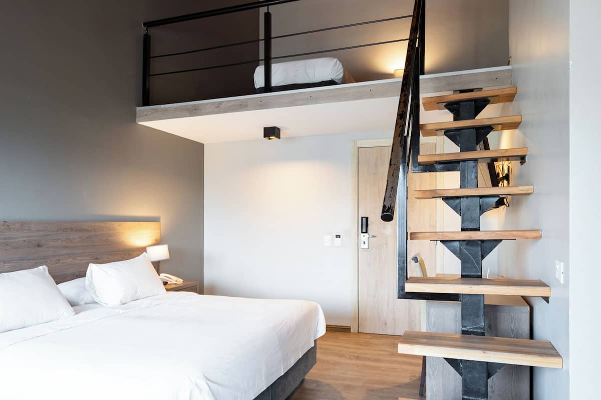 Habitación cuádruple superior | Ropa de cama de alta calidad, caja fuerte, cortinas opacas