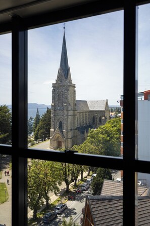 Habitación cuádruple superior | Ropa de cama de alta calidad, caja fuerte, cortinas opacas