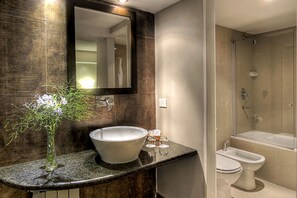 Combined shower/bathtub, deep-soaking bathtub, free toiletries - Alt Interlaken Hotel (San Carlos de Bariloche)