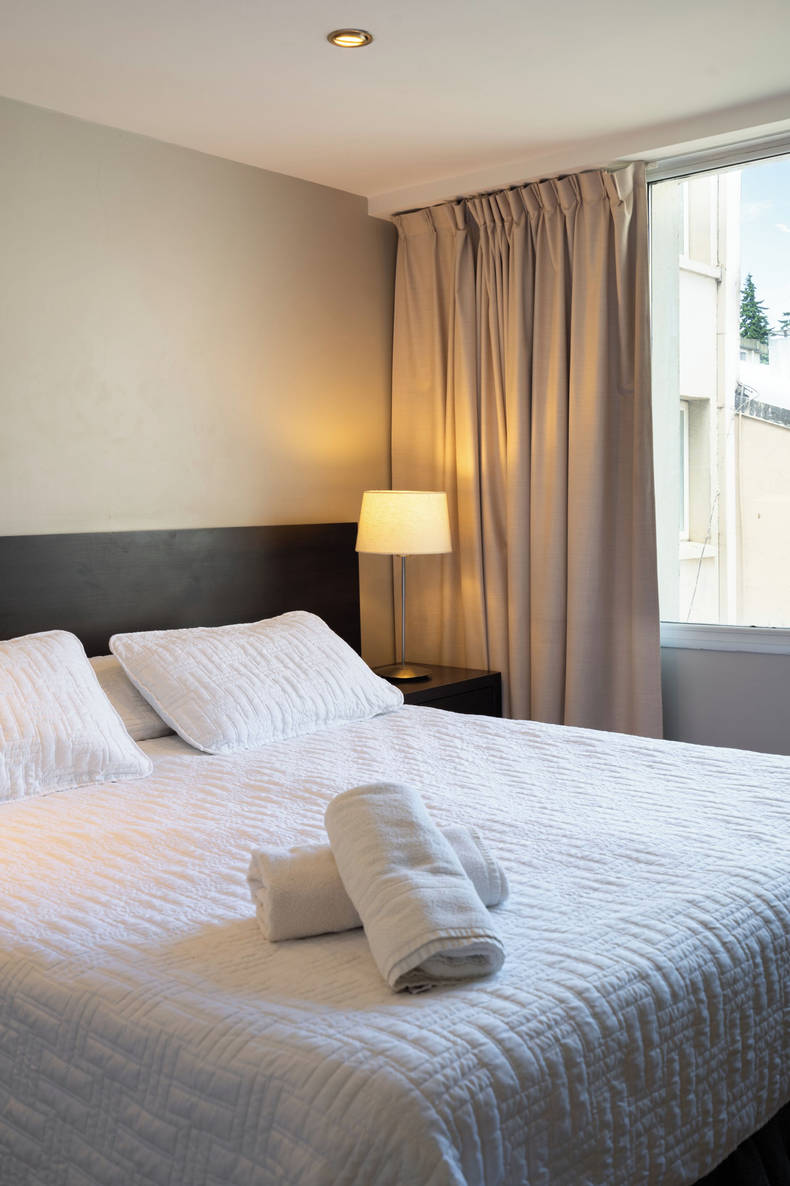 Habitación económica doble | Ropa de cama de alta calidad, caja fuerte, cortinas opacas