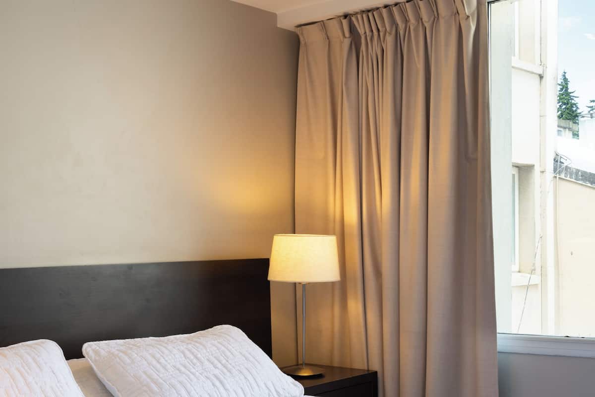 Premium bedding, in-room safe, blackout drapes, soundproofing