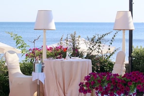 Outdoor dining - Palace Hotel & Spa (Durrës)