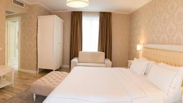 Minibar, in-room safe