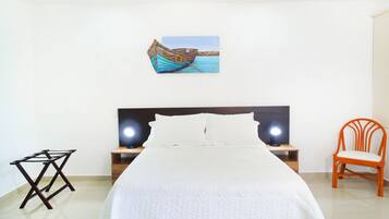 Habitación doble | Zona de estar | Televisión LED de 32 pulgadas con canales por satélite, una televisión