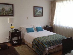 Quarto solteiro | Frigobar, cofres nos quartos, escrivaninha, berços grátis