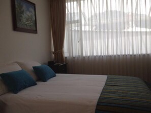 Quarto solteiro | Frigobar, cofres nos quartos, escrivaninha, berços grátis