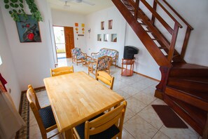 Familie maisonnette, 3 slaapkamers, keuken | Een kluis op de kamer, een bureau, gratis wifi