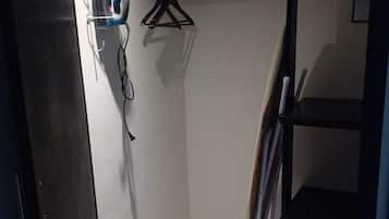 Suite junior, 1 habitación | Caja de seguridad en la habitación y escritorio