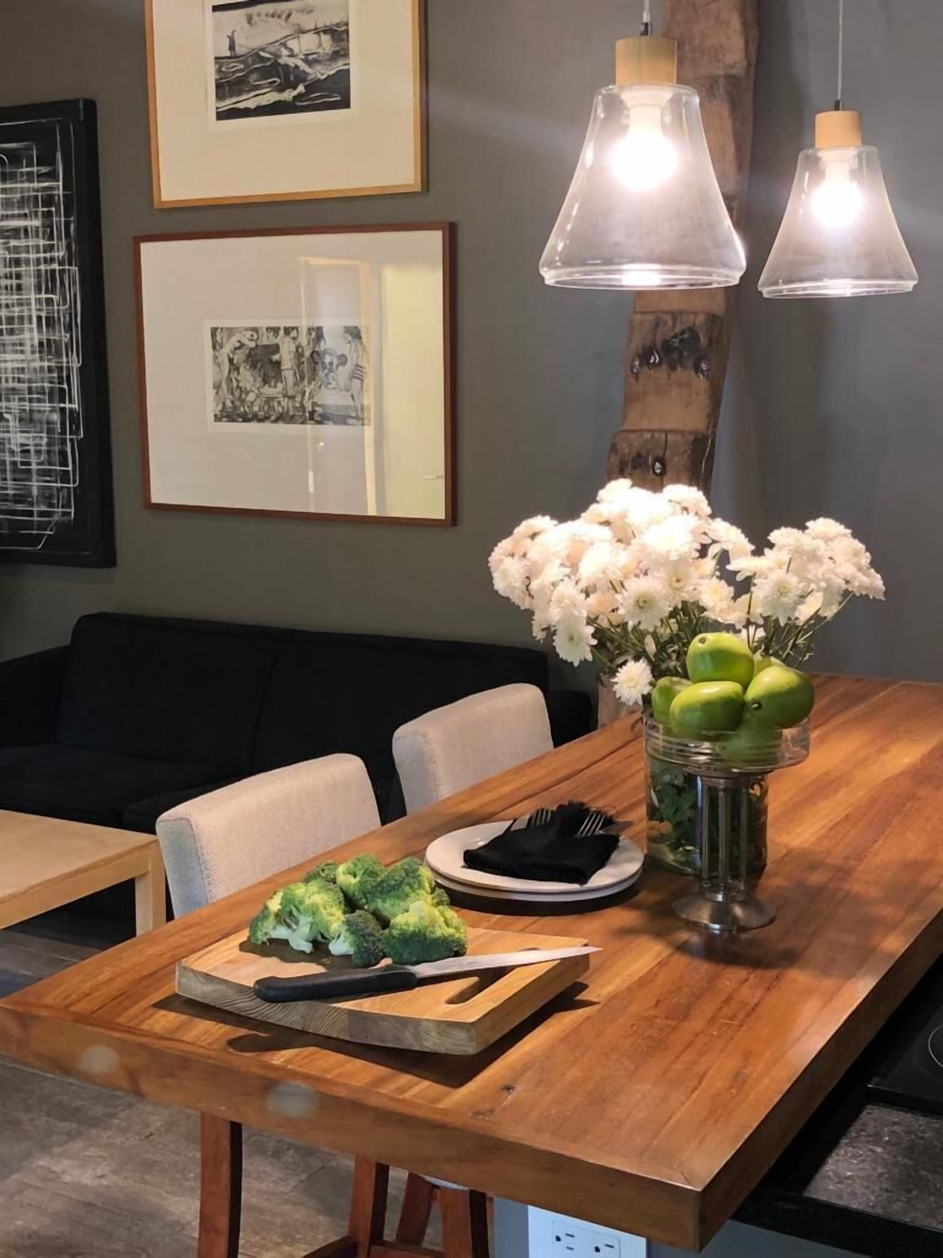 Grand Bungalow | Living area | Flat-screen TV