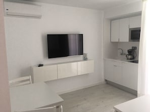 Appartement, 1 chambre | Salle de séjour | Télévision à écran plat