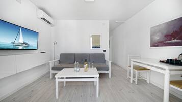Apartamento superior, 1 quarto | 1 quarto, cofres nos quartos, Wi-Fi de cortesia, roupa de cama