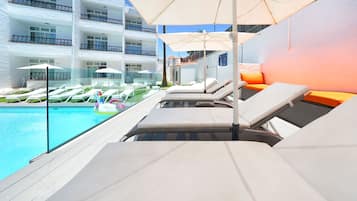 Piscina externa, guarda-sóis, espreguiçadeiras