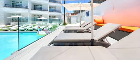 Outdoor pool, pool umbrellas, sun loungers