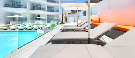 Piscine extérieure, parasols de plage, chaises longues