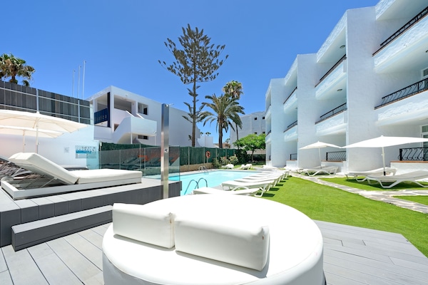 Piscina a l'aire lliure, para-sols i gandules