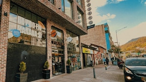 Un edificio de ladrillo con varias fachadas comerciales, incluyendo un cartel visible que dice 'VIAJERO' y 'HOTEL MANANA'.