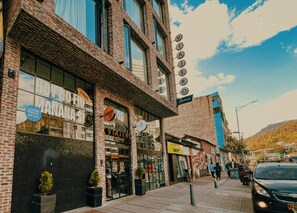 Vista frontal de la propiedad