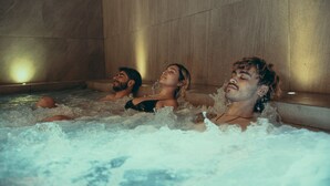 Tinaco con tres personas.