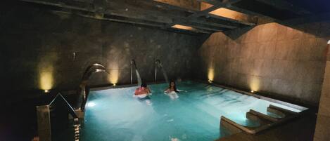 حمام سباحة داخلي