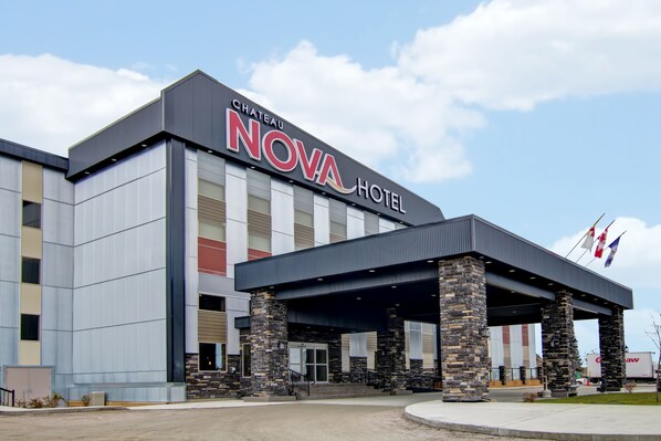 A modern hotel with a prominent sign reading "Chateau Nova Hotel." - Chateau Nova Yellowknife (Yellowknife)