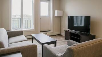 Appartement exécutif, 1 grand lit et 1 canapé-lit | Aire de séjour | Téléviseur à DEL de 55 po avec télévision par câble, téléviseur