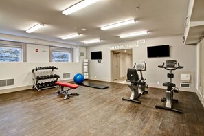 A gym with exercise equipment, a sauna, and a television. - Chateau Nova Yellowknife (Yellowknife)