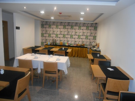 Desayuno continental gratuito y diario. Hotel Ritz Capital