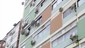 A multi-story building with air conditioning units attached to the exterior. - Hotel Ritz Capital (Luanda)