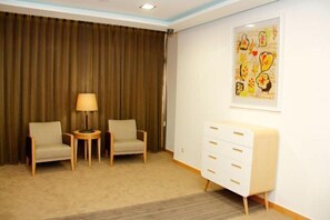 Dobbeltrom | Minibar, safe på rommet, skrivebord og ekstrasenger (mot et tillegg)