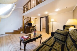 Minibar, caja de seguridad en la habitación y escritorio 