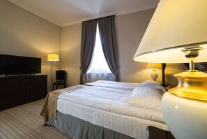 Minibar, caja de seguridad en la habitación y escritorio 