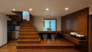 Un intérieur moderne avec un escalier en bois menant à une cuisine.