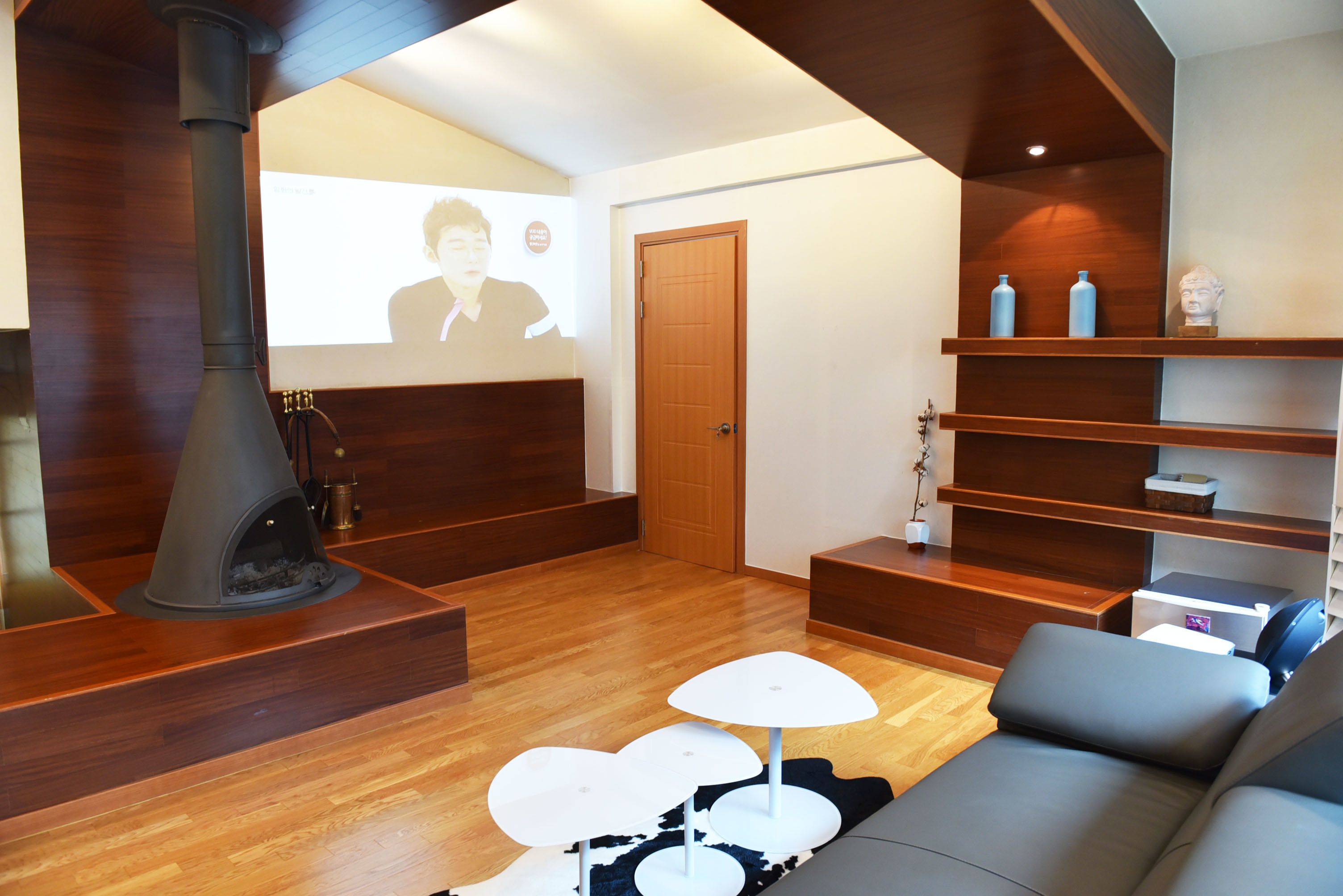 Casa presidencial | Área de estar | TV LED, lareira, pisos aquecidos
