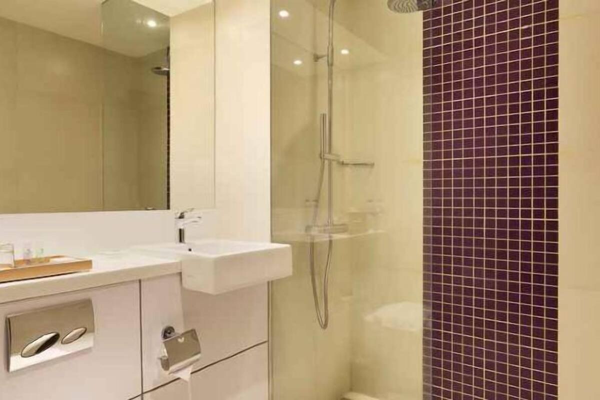 Shower, free toiletries, bathrobes, slippers