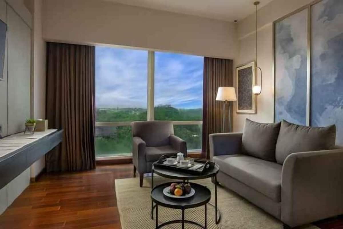 Living area | 40-inch LED TV with cable channels, TV