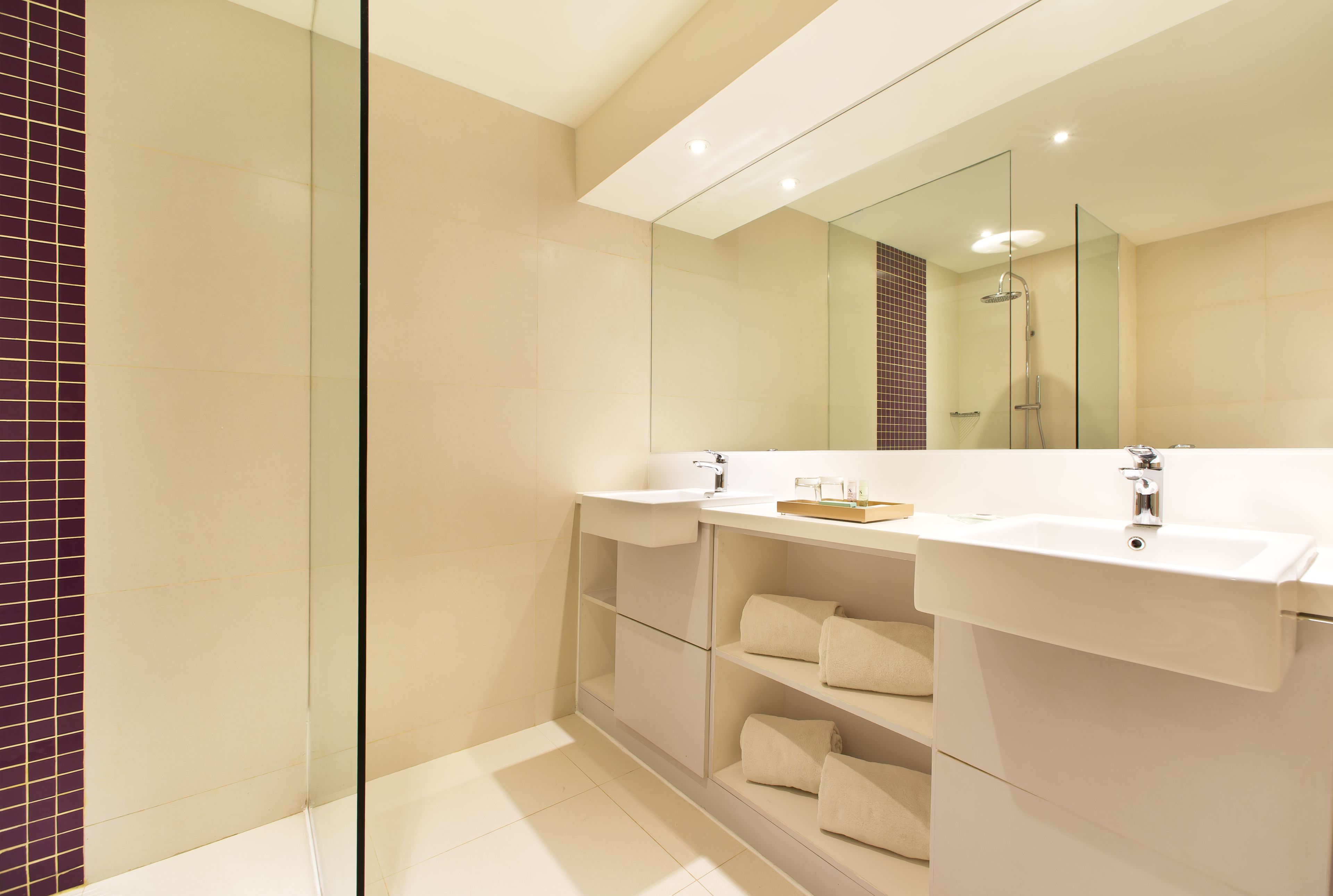 deluxe room | bathroom | shower, free toiletries, bathrobes, slippers