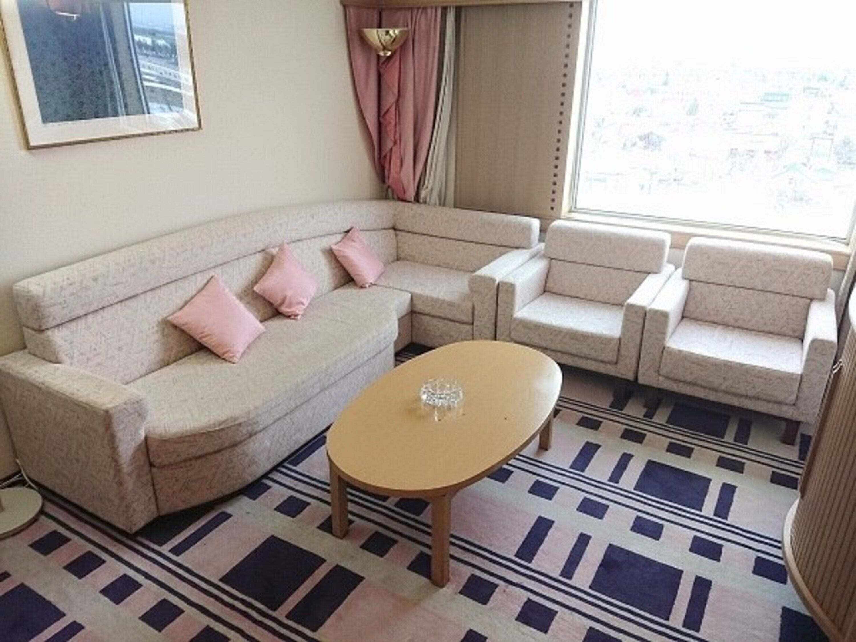 flat-screen tv, pay films