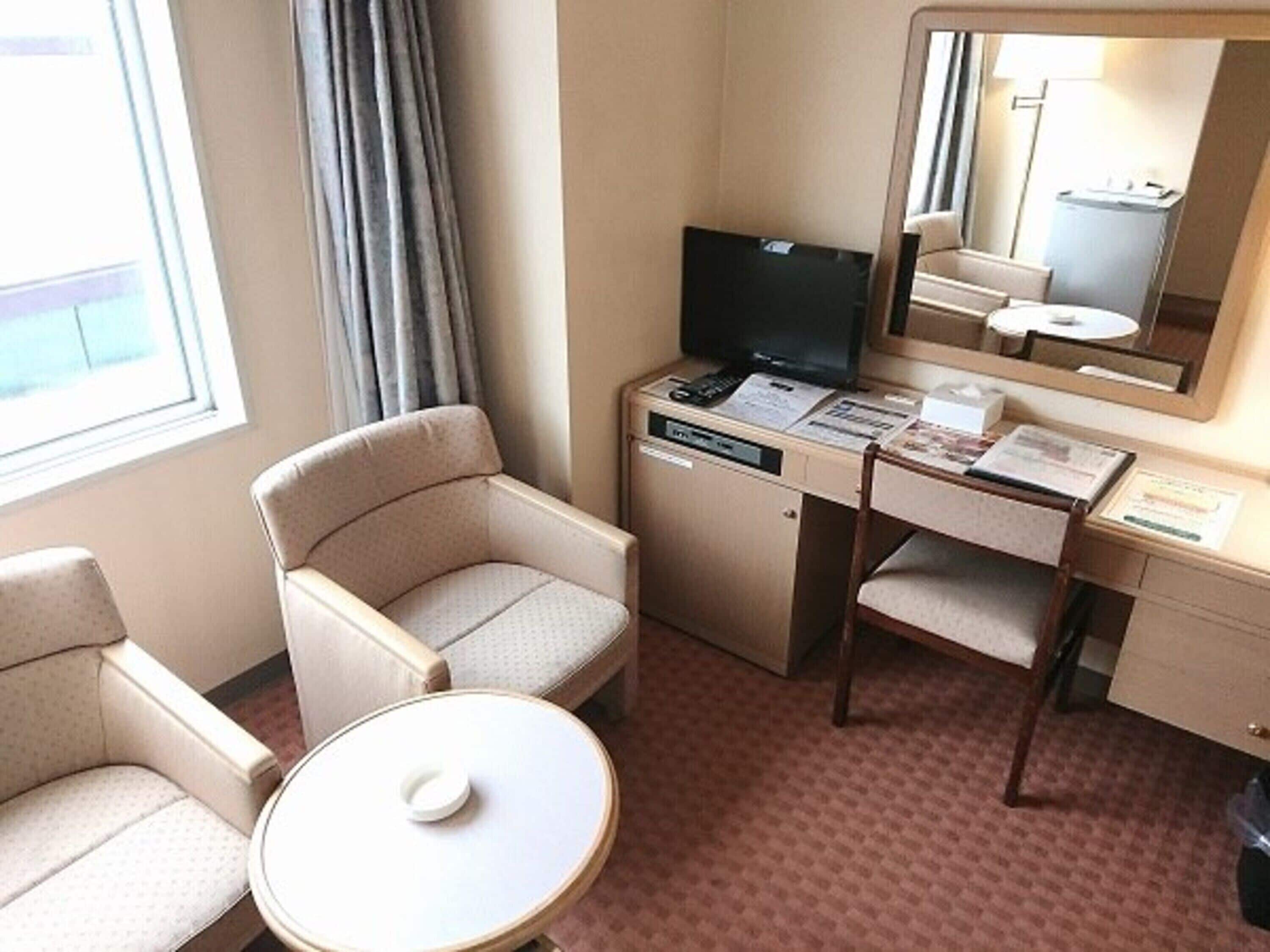 flat-screen tv, pay films