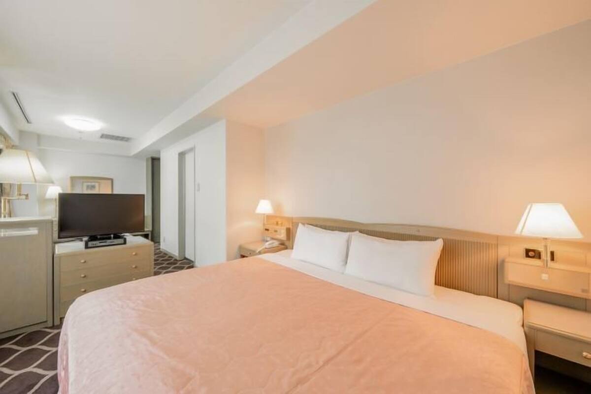 Tirai kedap cahaya, setrika/meja setrika, Wi-Fi gratis, dan seprai linen